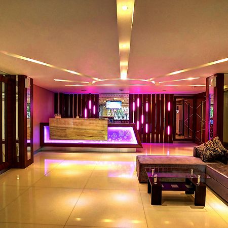 Vio Hotel Veteran Bandung Buitenkant foto