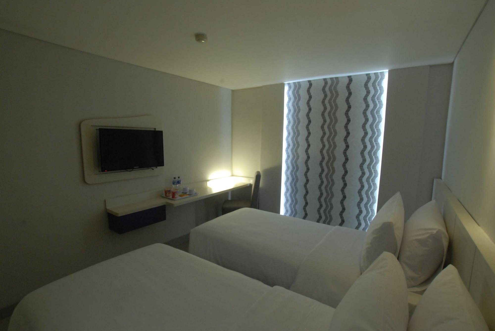 Vio Hotel Veteran Bandung Buitenkant foto
