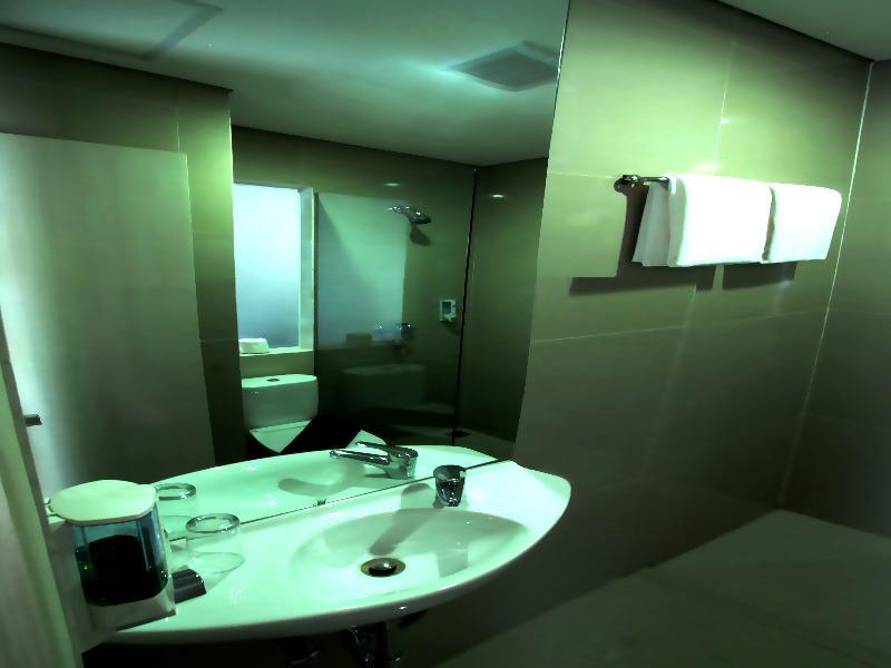 Vio Hotel Veteran Bandung Buitenkant foto