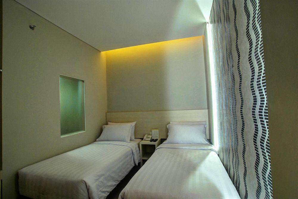 Vio Hotel Veteran Bandung Buitenkant foto