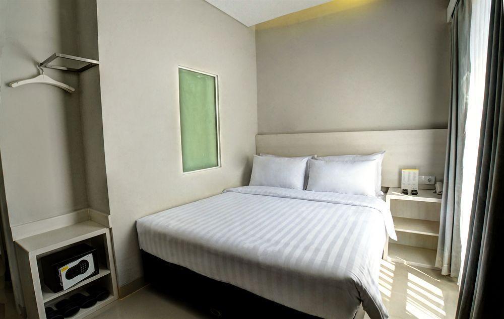 Vio Hotel Veteran Bandung Buitenkant foto
