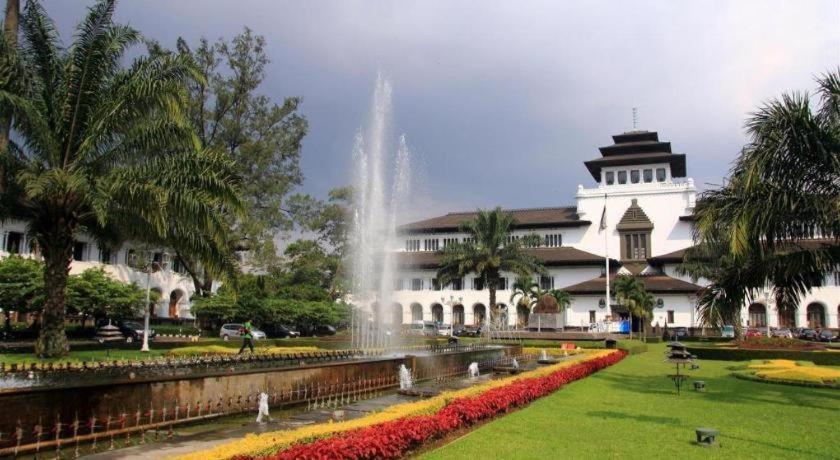 Vio Hotel Veteran Bandung Buitenkant foto