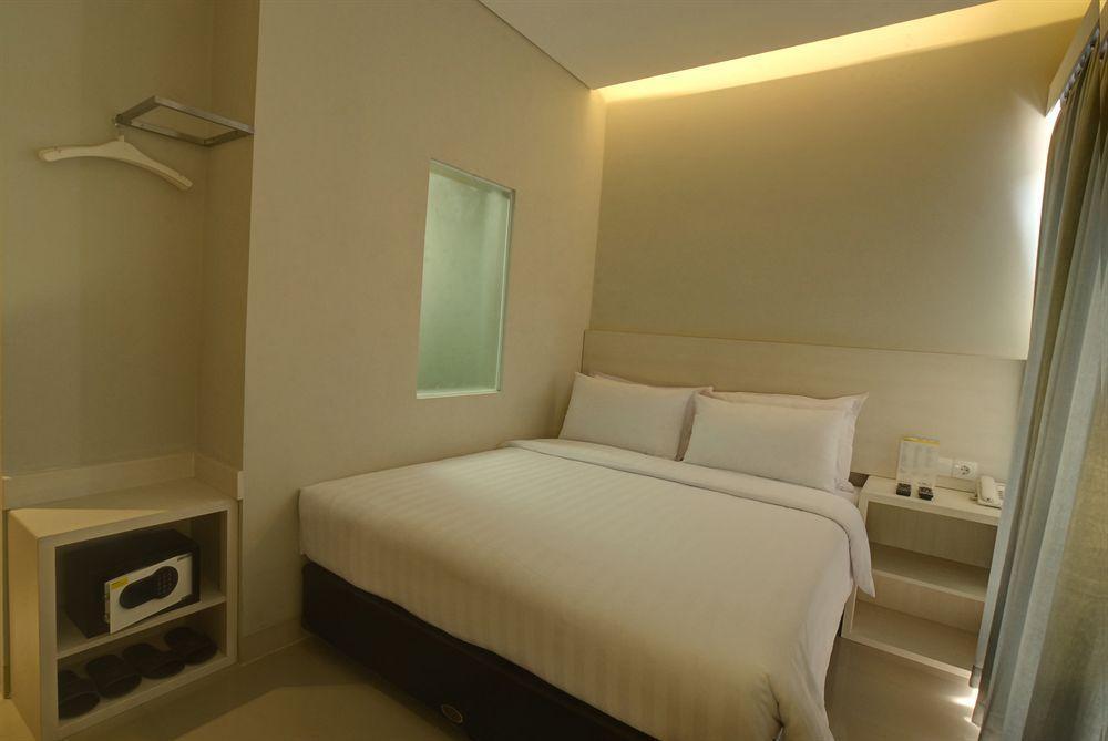 Vio Hotel Veteran Bandung Buitenkant foto