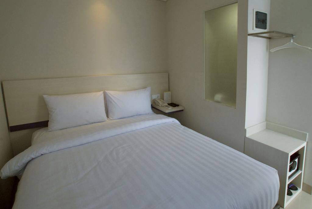 Vio Hotel Veteran Bandung Buitenkant foto