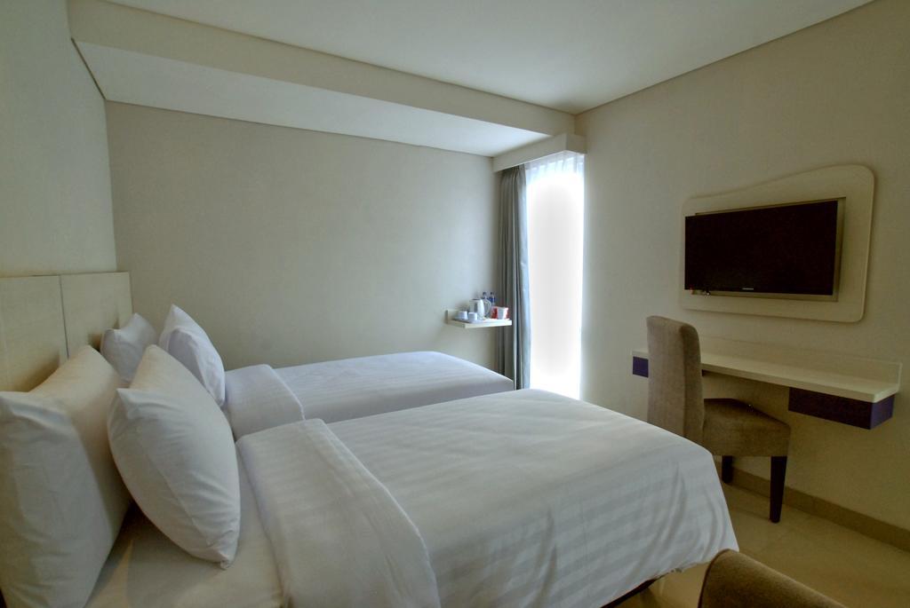 Vio Hotel Veteran Bandung Buitenkant foto